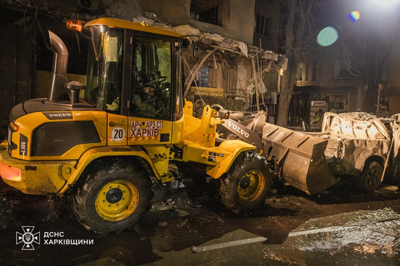 Рятувальники показали кадри нічних пошуково-рятувальних робіт у Харкові